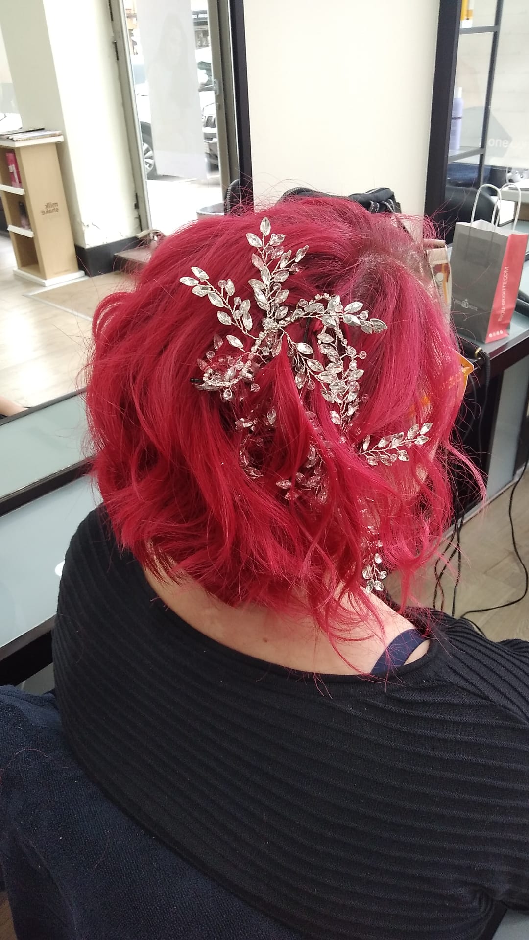 mujer con tinte rojo y folr en el pelo